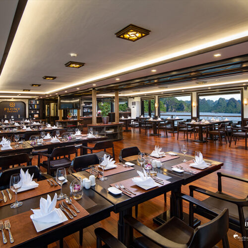 halong bay tours cruises from Hanoi to Halong bay best things to do in Halong Bay Hotels with 1 day trip peony cruise luxury 5 stars junk boat halong bay